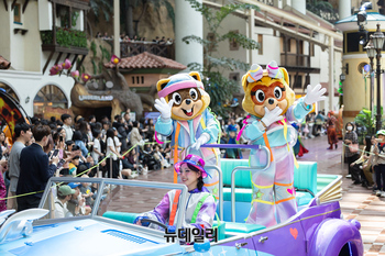 [포토] 롯데월드 'Let’s Play! 로티스 어드벤처 퍼레이드' 리뉴얼 오픈