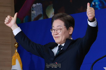 [포토] 두손 번쩍든 이재명 민주당 대선 후보