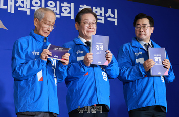 [포토] '경청 노트' 전달 받은 이재명 후보와 윤여준·박찬대 선대위원장
