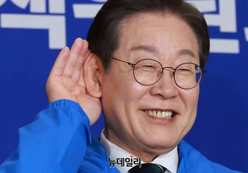 [포토] 귀 기울는 퍼포먼스 하는 이재명 후보와 윤여준·박찬대