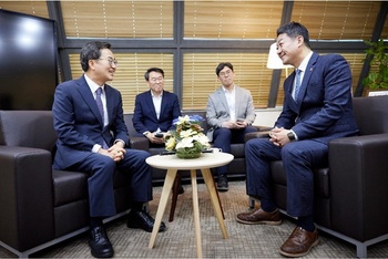 경기도의회 찾은 김동연, 김진경 의장과 '협치·추경' 공감대