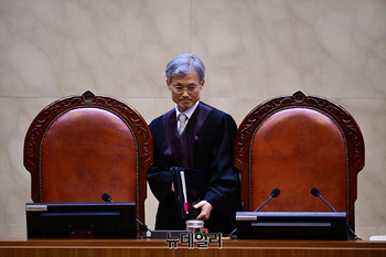 [포토] '이재명 공직선거법 선고' 입정하는 조희대 대법원장 