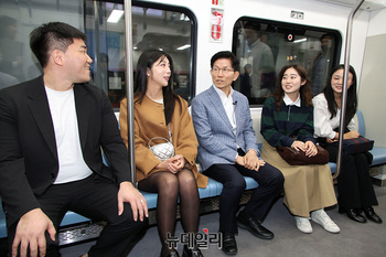 [포토] 청년들과 'GTX-A' 탑승한 김문수 후보 
