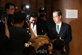 [포토] 소통관 떠나는 한덕수 전 국무총리