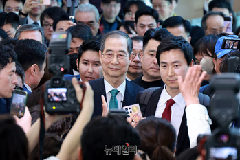 [포토] 지지자 연호 받으며 국회 나서는 한덕수