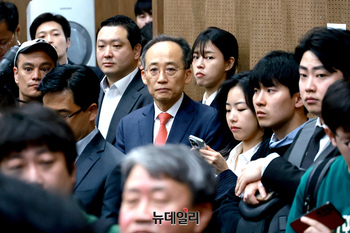 [포토]  한덕수 전 총리 대선 출마 선언 지켜보는 국민의힘 의원들
