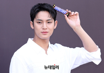 [영상] 세븐틴 민규, 구름팬 몰고 성수 팝업 등장