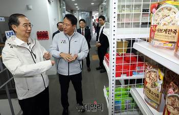 [포토] 쪽방촌 주민공동시설 둘러보는 한덕수 전 총리 