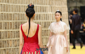 [영상] 전통한복에 현대적 스타일 더해...덕수궁 돌담길 런웨이