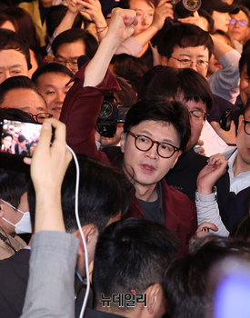 [포토] 지지자에 둘러싸인 한동훈