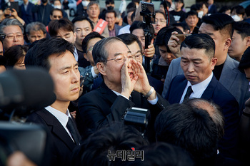 [포토] 5.18 묘역 가로막힌 한덕수 "저도 호남사람 입니다"