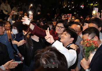 [영상] 석촌호에 한동훈 등장하자...지지자들 '어대한' 연호