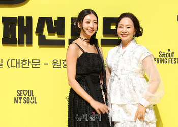 [포토] 서울패션로드 찾은 인플루언서 신채민-이선숙