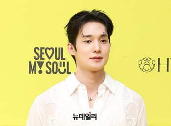 [포토] 돌담길 찾은 배우 성이언