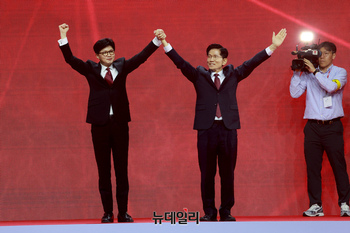 [포토] 당원들에게 인사 하는 한동훈·김문수 후보