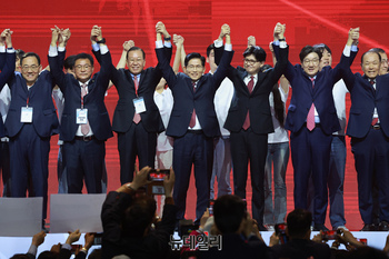 [포토] 손들어 인사하는 김문수 대선 후보와 당 지도부