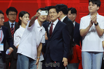 [포토] 청년들과 사진찍는 김문수 후보