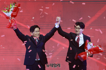 [포토] 손들어 인사하는 김문수·한동훈