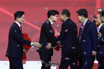 [포토] 지도부 축하 받는 김문수 국민의힘 대선 후보