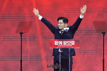 [포토] 손들어 인사 하는 김문수 국민의힘 대선 후보