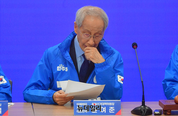 [포토] 자료 살피는 윤여준 민주당 상임 총괄선대위원장