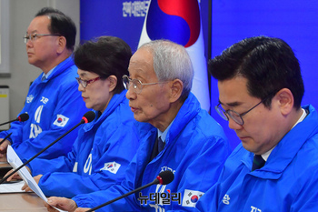 [포토] 중앙선거대책위원회의 참석한 윤여준 위원장