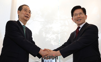 [포토] 악수 나누는 한덕수-김문수 