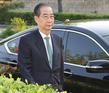 [포토] 단일화 회동 장소 도착한 한덕수 