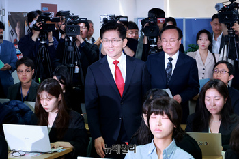 [포토] 긴급기자회견 참석하는 김문수 국민의힘 대선후보