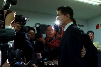 [포토] 회견장 떠나는 김문수 국민의힘 대선후보