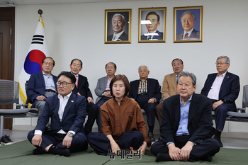 [포토] 대선후보 단일화 촉구 단식농성 하는 국민의힘 상임고문단