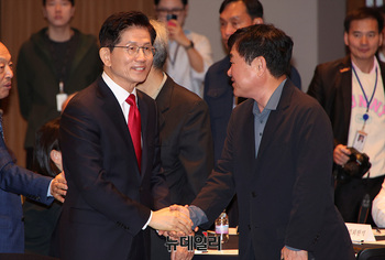 [포토] 관훈토론회 참석하는 김문수 후보 