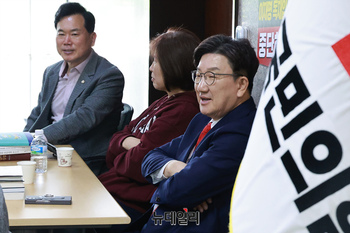 [포토] 단식농성 중 의원들과 대화 나누는 권성동 원내대표