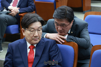 [포토] 의총서 대화 나누는 권성동·김대식