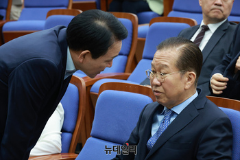 [포토] 대화 나누는 권영세 비대위원장과 성일종 의원