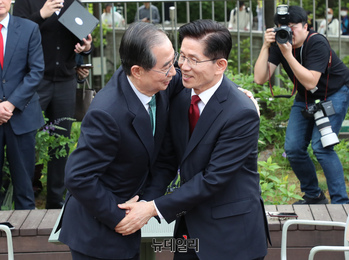 [포토] '빈손 회동' 어색한 포옹하는 김문수·한덕수