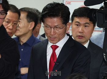 [포토] 대선캠프 입장하는 김문수 국민의힘 후보