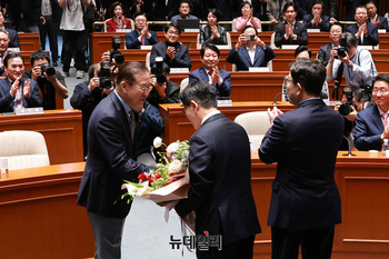 [포토] 지도부 꽃다발 받은 김문수 국민의힘 대선 후보