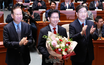 [포토] 의총서 꽃다발 받은 김문수 국민의힘 대선후보