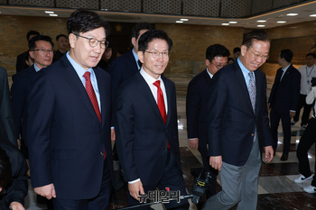 [포토] 함께 의총장 향하는 김문수 후보와 지도부