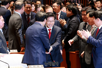 [포토] 박수 받으며 입장하는 김문수 국민의힘 대선후보