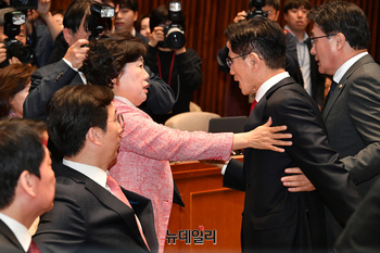 [포토] 떠나는 김문수 말리는 조배숙