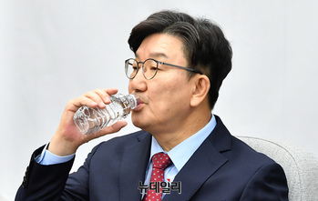 [포토] 물 마시는 권성동 국민의힘 원내대표