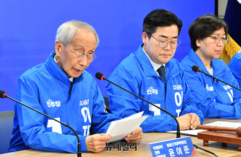 [포토] 발언하는 윤여준 민주당 상임총괄선대위원장