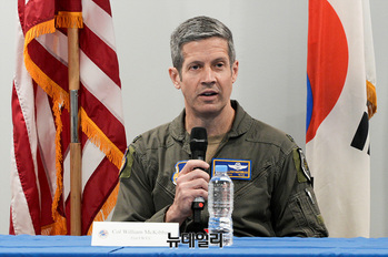 [포토] 인사말하는 윌리엄 멕키빈 제51전투비행단장 