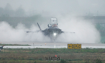 [포토] 단거리 이착륙(STOL) 선보이는 미 해병대 F-35B