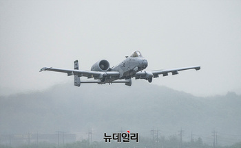[포토] 근접항공지원 시연하는 A-10 공격기