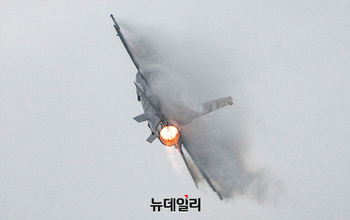 [포토] 폭우 속 곡예비행 선보이는 美 F-16 전투기