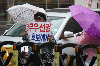 [포토] 당무우선권 대선후보에게!