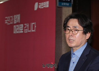 [포토] 단일화 실무협상 질의 받는 윤기찬 한덕수캠프 정책대변인